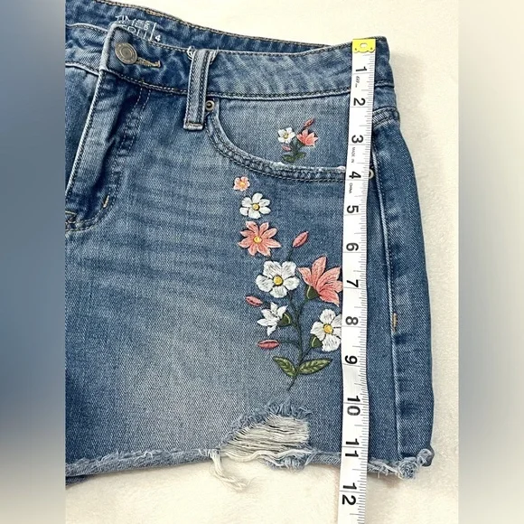 Time and True Women’s Blue Jean Shorts with Floral Embroidery Size 4 - Picture 6 of 16